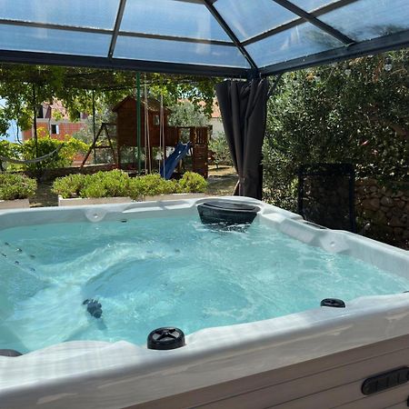 Vacation House Marin With Jacuzzi - Bol, Brac Exterior photo